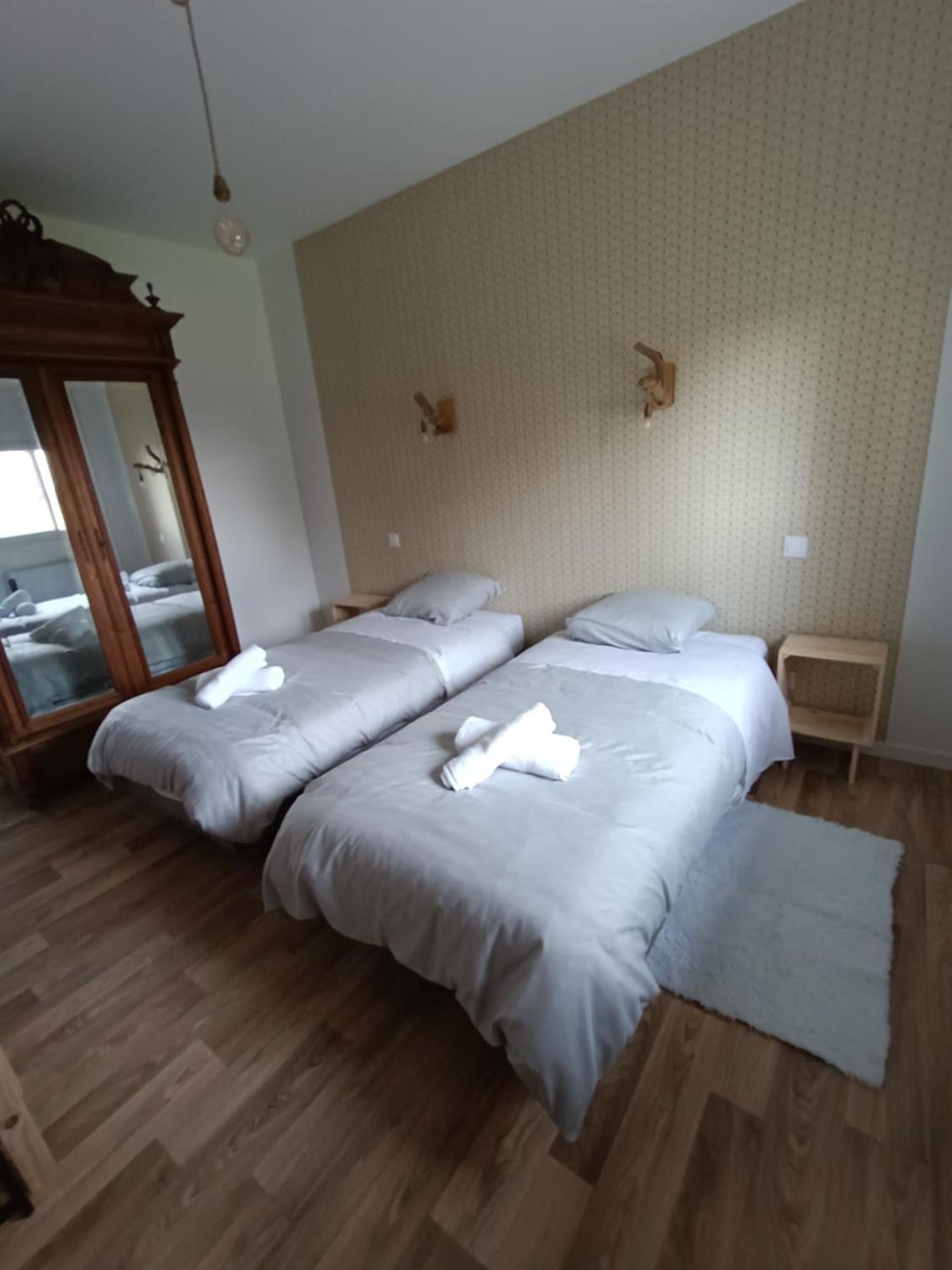 La Petite Maison Dans La Prairie Ecommoy Luaran gambar